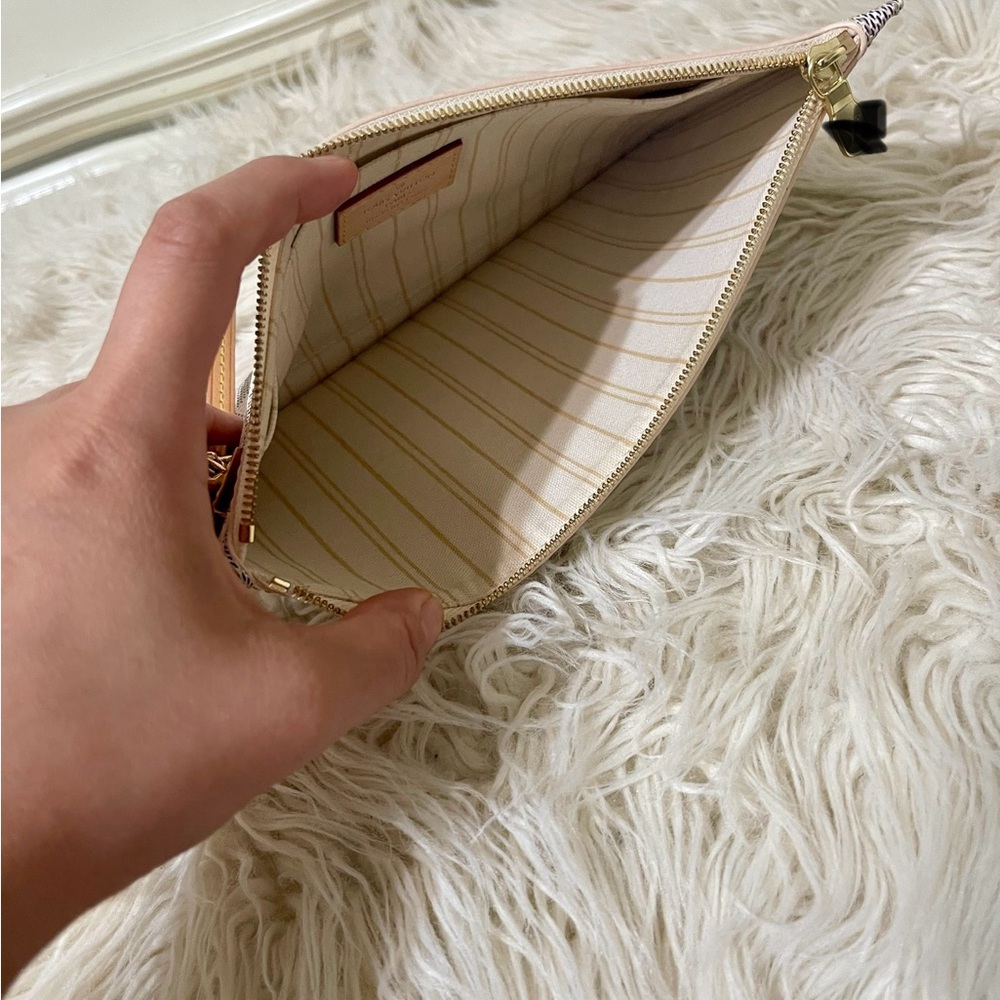Unbranded wristlet
